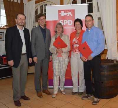 Die Jubilare Hanne Tschakert und Markus Wodopia mit Klaus-Peter Steininger, Lars Castellucci und Christiane Hütt-Berger
