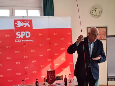 Zollstock im Einsatz: Lothar Binding erklärt die Verteilung der Einkommen.