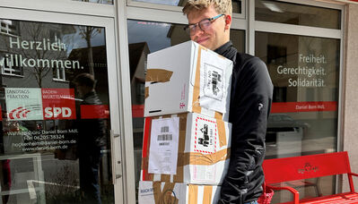 Drei volle Handy-Boxen auf dem Weg zur Post