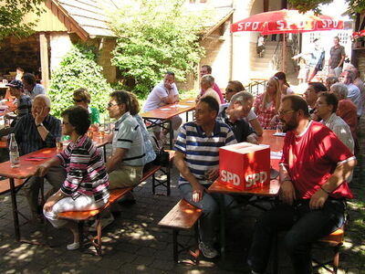 Die Besucher lauschen der "Jungen Bühne Wiesloch"