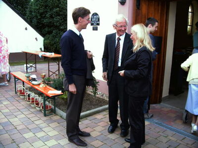 Lars Castellucci mit Pfarrer Leider und der GF des Pflegeheims "Schönblick" Anke Schroth