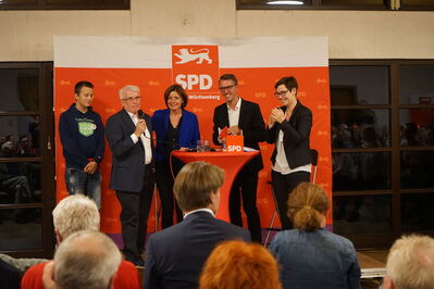 Unser Neumitglied Walter Glaser (2.v.l.) bekommt von Malu Dreyer sein Parteibuch überreicht