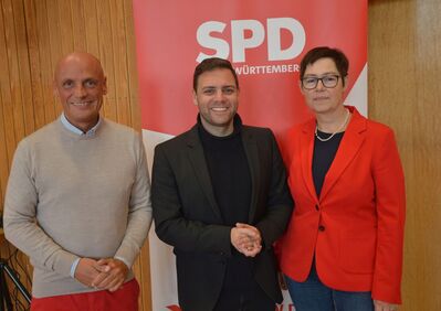 Florian Wahl MdL (mi.) referierte über Arbeitsmarktpolitik - auf Einladung von Daniel Born und Andrea Schröder-Ritzrau