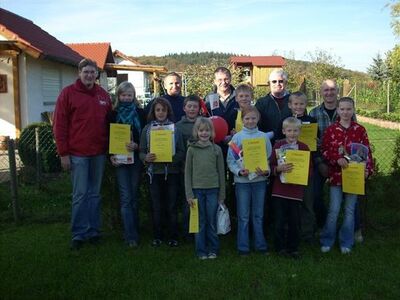 Die Teilnehmer der Ortsrallye nach der Siegerehrung 