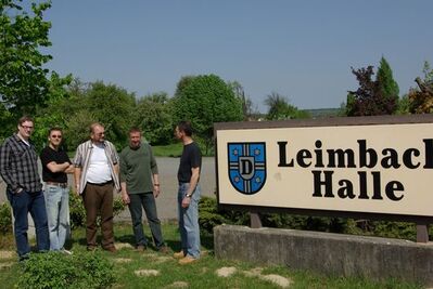 Mitglieder der &quot;Kommunalen Werkstatt&quot; vor der Leinbachhalle