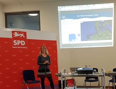Die Referentin Tanja Gaudian (EWS) erläutert die Dringlichkeit energiepolitischen Handelns