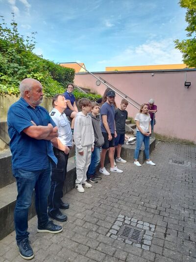 Eine Reihe Jugendlicher fand sich zur Einweihung ebenso ein. Ganz links im Bild: OR Wolfgang Hassfeld