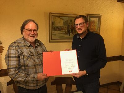 Mit Urkunde und goldener Ehrennadel: Der SPD Ortsvereinsvorsitzende Holger Schröder ehrte Peter Pfeiffer