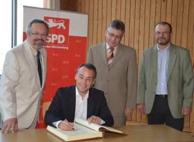 Minister Peter Friedrich beim Eintrag ins Goldene Buch der Gemeinde Dielheim