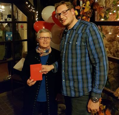 Ulrike Beckhaus (li.) mit dem OV Vorsitzenden Holger Schröder bei der Parteibuchübergabe