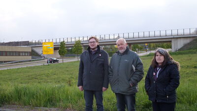(V.l.n.r.) Holger Schröder, Wolfgang Hassfeld und Gudrun Sauer vor dem geplanten Seniorenheim