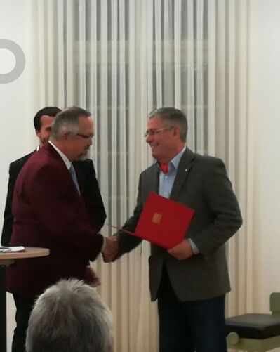 SPD Kreisvorsitzender Thomas Funk überreicht Ali Tahta die Ehrungsurkunde