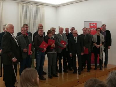 Gerhard Widder (5.v.r) mit allen geehrten und den Ortsvereinsvorsitzenden und Mandatsträgern auf Bundes- und Landesebene