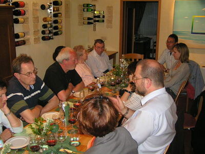 Bei der Weinprobe im "Weinbau Goldene Gans". Fachlich begleitet durch Karl-Friedrich Krämer