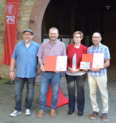Markus Wodopia (re.) und Klaus-Peter Steininger (2.v.l.) wurde für 50 bzw. 40 Jahre Parteimitgliedschaft geehrt.