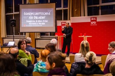 Klaus-Peter Steininger begrüßt die Gäste der Veranstaltung