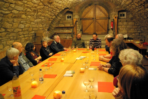 eine gem&uuml;tliche Runde im Gew&ouml;lbekeller des Rathausnebengeb&auml;udes