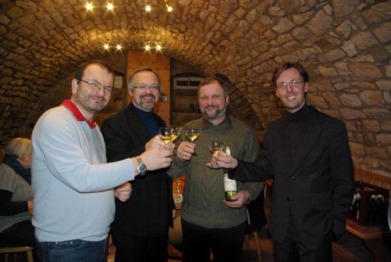 OV-Vorsitzender Klaus-Peter Steininger mit MdL Thomas Funk, Winzer Karl-Friedrich Krämer und Dr. Lars Castellucci
