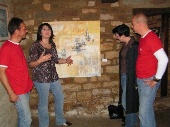 Sabine Schreier erläutert ihre Kunstwerke