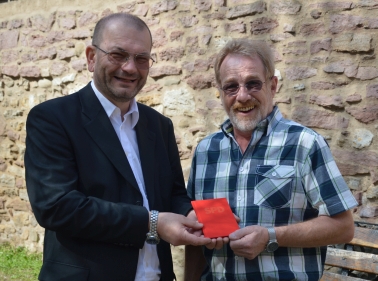 Klaus-Peter Steininger überreicht Hans-Joachim Janik das rote Parteibuch
